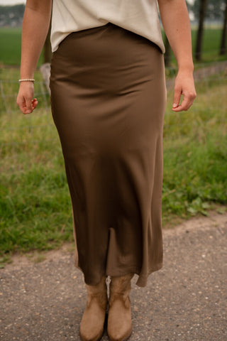 23960 satin skirt merel brown – foto 2