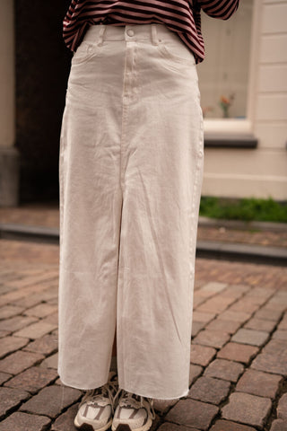 2652 white skirt spiker lot