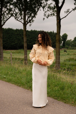 23960 creme satin skirt merel – foto 2